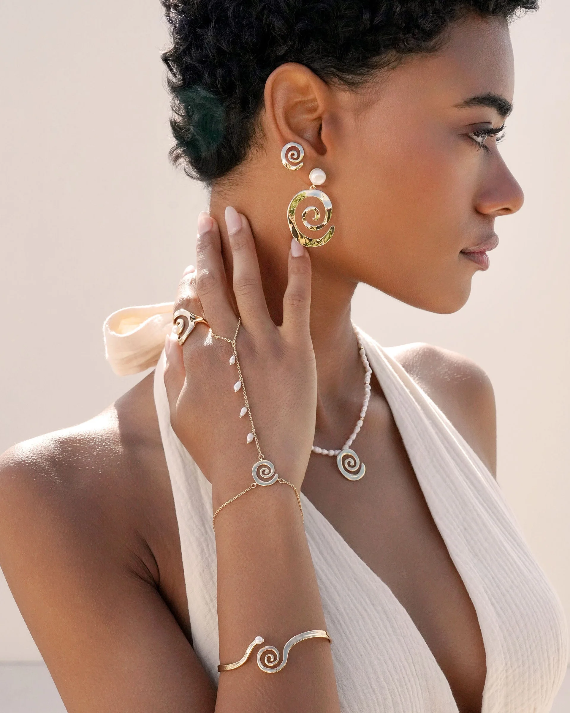 Aura Pearl Hand Chain - Image 3