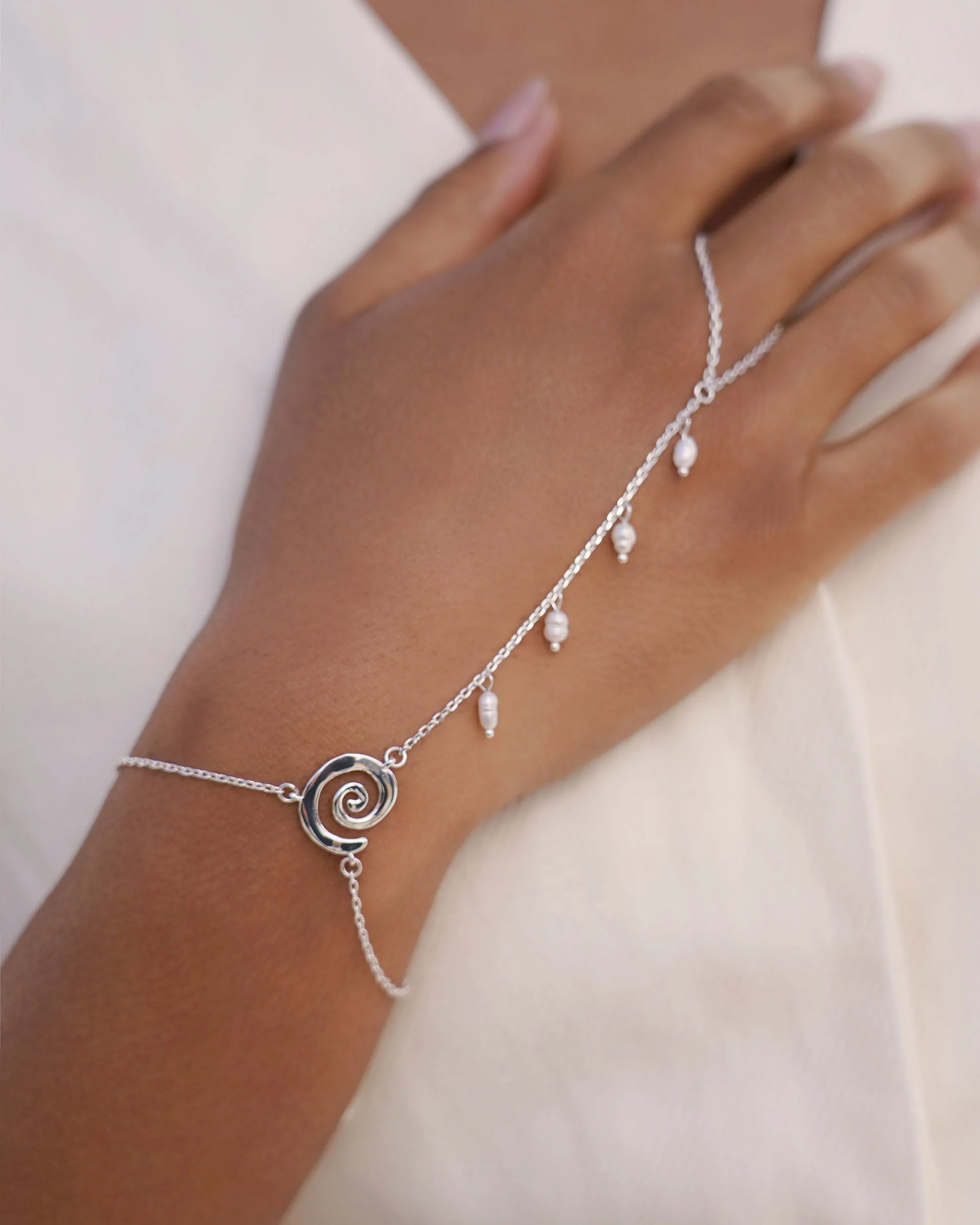Aura Pearl Hand Chain - Image 4