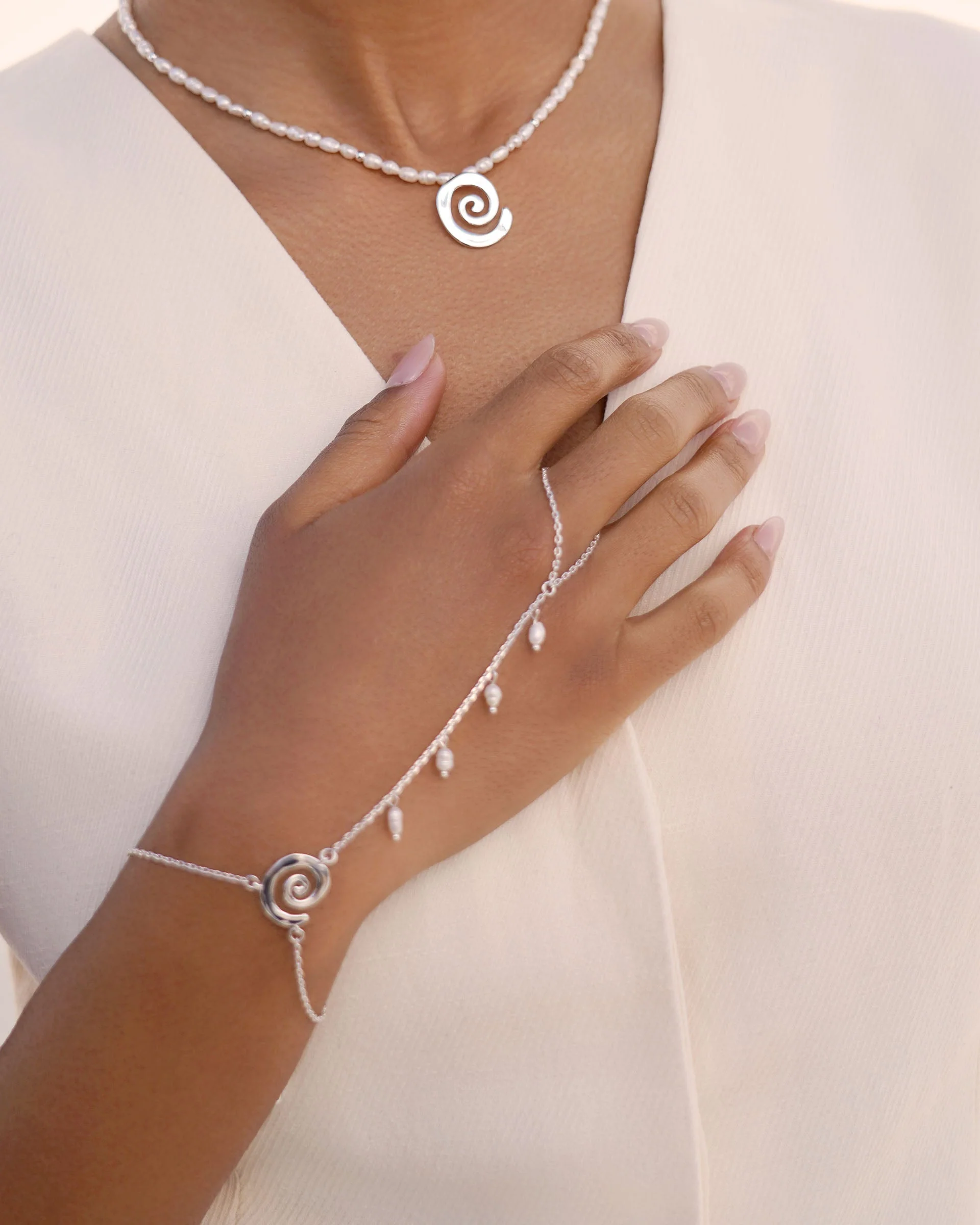 Aura Pearl Hand Chain - Image 6