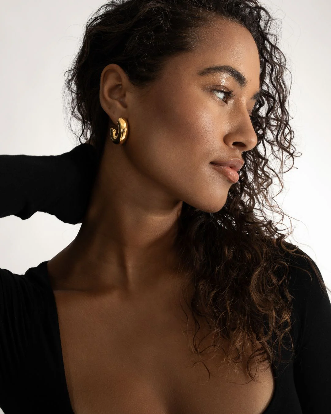 CHELSEA HOOP EARRINGS - Image 2