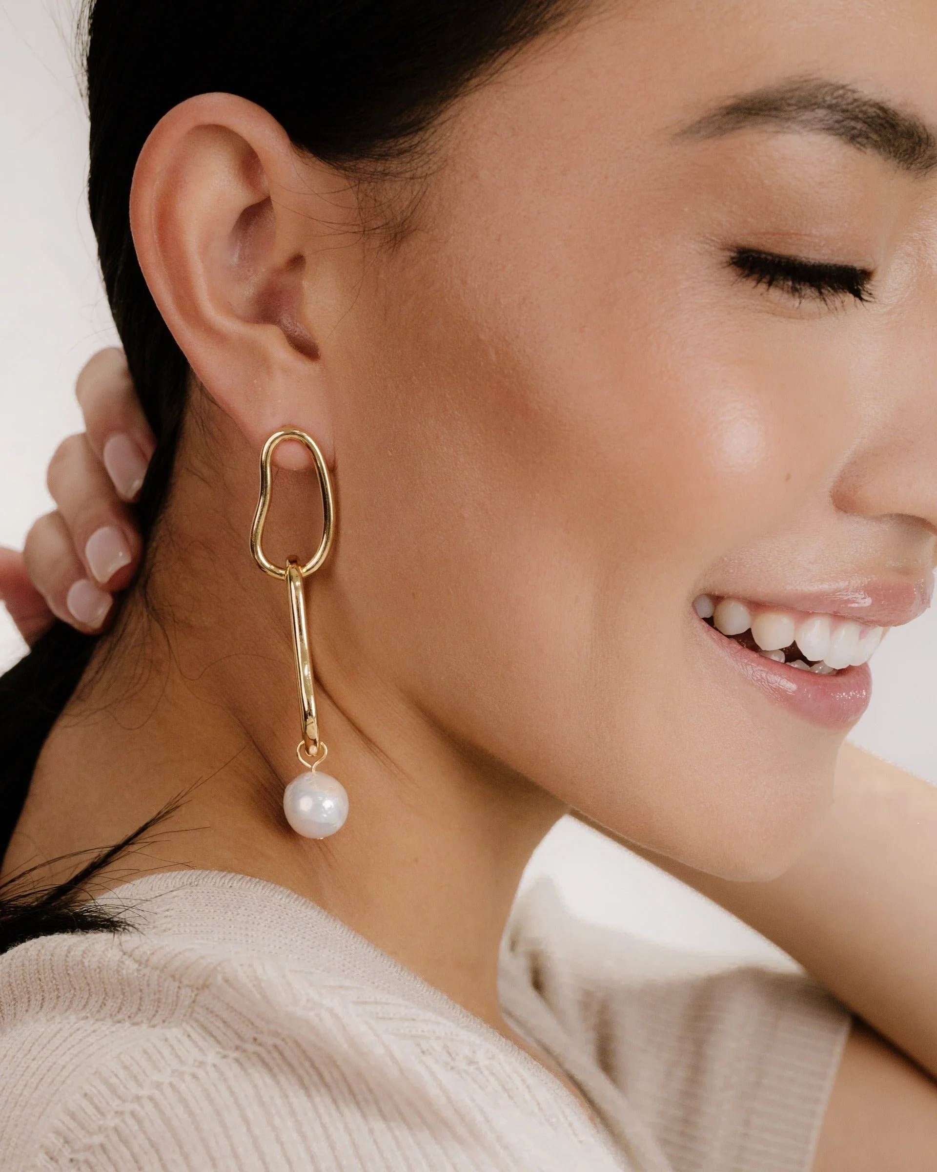 Mara Dangle Pearl Earrings - Image 7