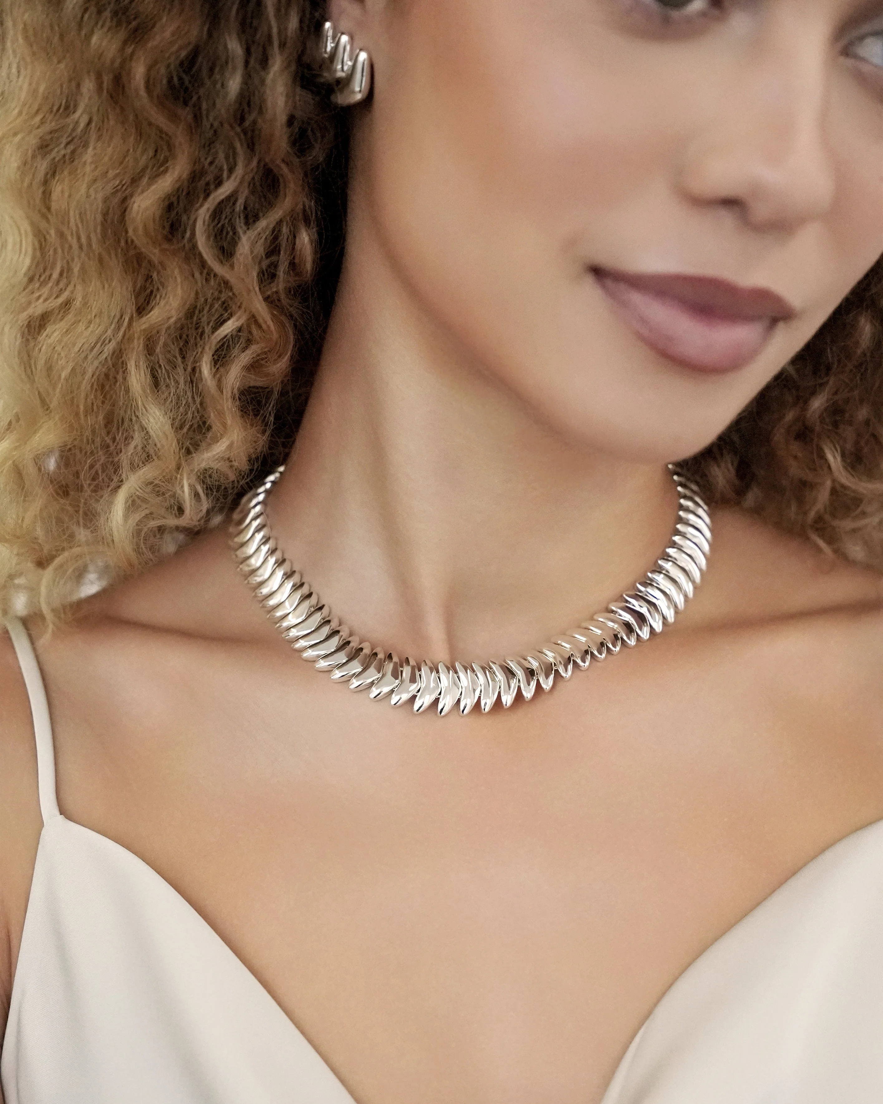 Metal Moderna Necklace - Image 3